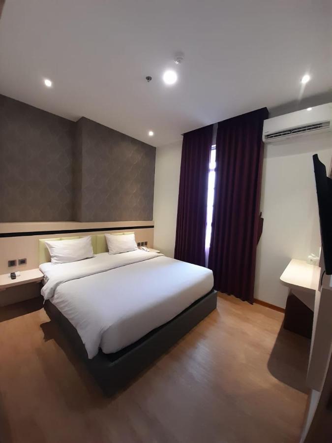 Blitz Hotel Batam Centre Exterior photo
