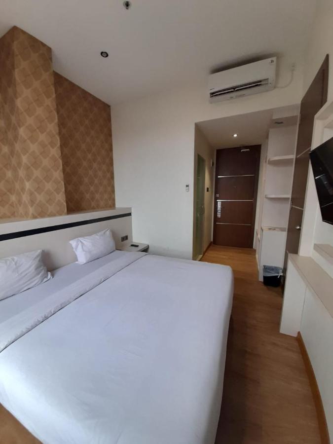 Blitz Hotel Batam Centre Exterior photo