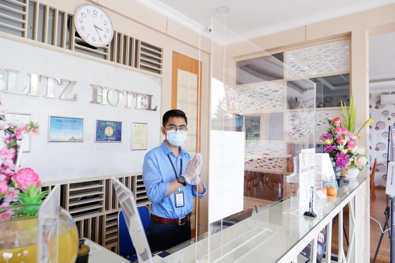 Blitz Hotel Batam Centre Exterior photo